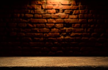 Barın üstü koyu kahverengi ve bardağın için boş alan