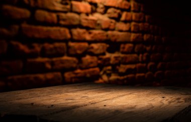 Barın üstü koyu kahverengi ve bardağın için boş alan