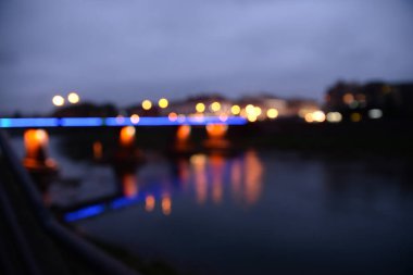 Şehirdeki boş bir akşam caddesini maviye boyadı. Şehir arkaplanı.