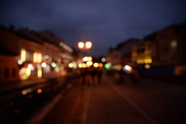 Şehirdeki boş bir akşam caddesini maviye boyadı. Şehir arkaplanı.
