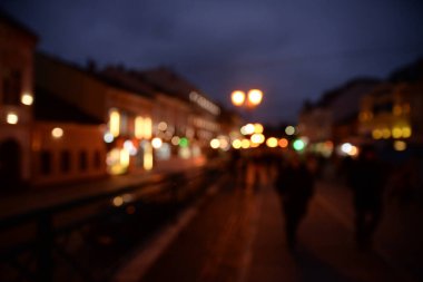 Şehirdeki boş bir akşam caddesini maviye boyadı. Şehir arkaplanı.