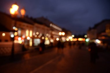 Şehirdeki boş bir akşam caddesini maviye boyadı. Şehir arkaplanı.