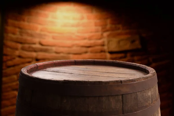 Fondo de barril y mesa vieja desgastada de madera — Foto de Stock