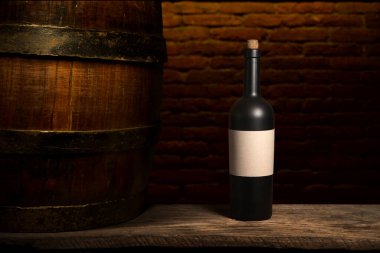 Kırmızı şarap. Bir bardak şarap. Kırmızı şarap dök..