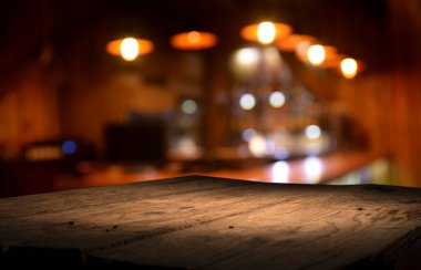 Barın üstü koyu kahverengi ve bardağın için boş alan