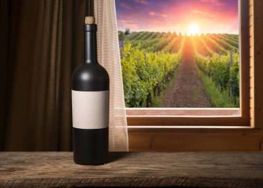 Sonbahar yaprakları ve arka planda sisli bir pencereyle pencere kenarında duran bir kadeh kırmızı şarap.