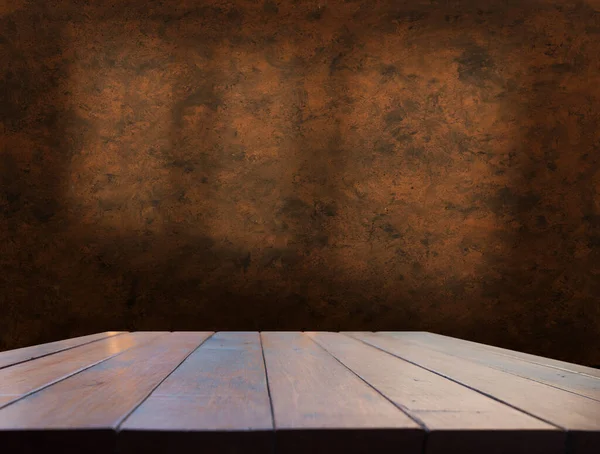 Mevcut ürün için dramatik kara bulut arkaplanı üzerine boş ahşap masa platformu