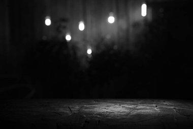 Ahşap arka planda klasik Edison ampulü açık olan ahşap iç oda. Retro Edison ampulü