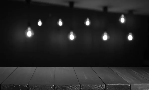 Hölzerne Innenraum Mit Klassischen Edison Glühbirne Auf Holz Hintergrund Eingeschaltet — Stockfoto