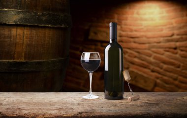 Peynir aperatifi seçimi ya da şarap aperatifi. Kırmızı şarap, çeşit çeşit peynir, incir, ekmek, zeytin ve prosciutto tahtada tahtada siyah arka plan, üst manzara