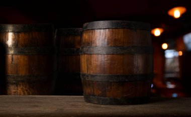 Mahzende viski ya da şarap fıçıları var.