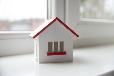 Kış - Isıtma sistemi kavramı ve bir ev örgü şapkası modeli ile soğuk karlı havalarda evde