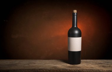 Sonbahar yaprakları ve arka planda sisli bir pencereyle pencere kenarında duran bir kadeh kırmızı şarap.