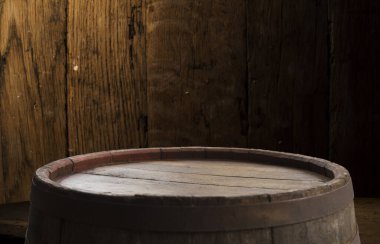 fıçının arka planı ve aşınmış eski ahşap masa