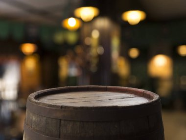 fıçının arka planı ve aşınmış eski ahşap masa