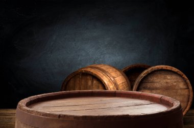 fıçının arka planı ve aşınmış eski ahşap masa