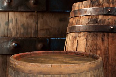 fıçının arka planı ve aşınmış eski ahşap masa