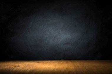 Arka planda duman olan eski ahşap masa..