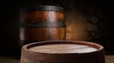 Peynir aperatifi seçimi ya da şarap aperatifi. Kırmızı şarap, çeşit çeşit peynir, incir, ekmek, zeytin ve prosciutto tahtada siyah zemin üzerinde, üst manzara, kopyalama alanı