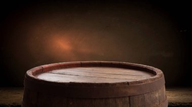 Peynir aperatifi seçimi ya da şarap aperatifi. Kırmızı şarap, çeşit çeşit peynir, incir, ekmek, zeytin ve prosciutto tahtada siyah zemin üzerinde, üst manzara, kopyalama alanı