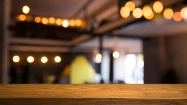 Barın üstü koyu kahverengi ve bardağın için boş alan