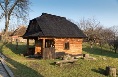 Sabahın erken saatlerinde Ukrayna Karpaty 'deki dağlarda hafif bir sis vardı.
