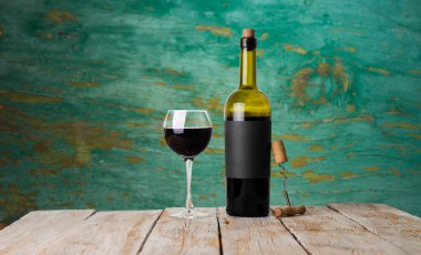 Kırmızı şarap kadehleri ve taş arka planda bir şişe. Kopyalama alanı olan üst görünüm