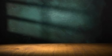 Şarap fıçılarıyla dolu bir şarap mahzeni.