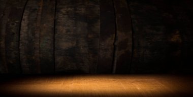 Şarap fıçılarıyla dolu bir şarap mahzeni.