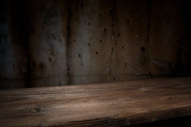 Seçili odak boş kahverengi ahşap masa ve duvar dokusu veya eski siyah tuğla duvar arkaplan bulanık görüntüsü. Fotomontaj ya da ürün gösterimi için