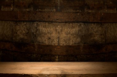 Seçili odak boş kahverengi ahşap masa ve duvar dokusu veya eski siyah tuğla duvar arkaplan bulanık görüntüsü. Fotomontaj ya da ürün gösterimi için