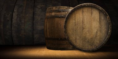 Şarap fıçılarıyla dolu bir şarap mahzeni.