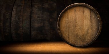 Şarap fıçılarıyla dolu bir şarap mahzeni.