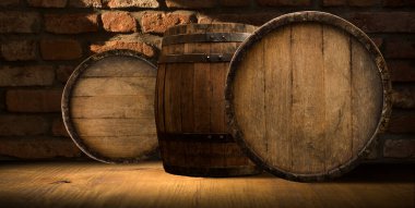 Şarap fıçılarıyla dolu bir şarap mahzeni.