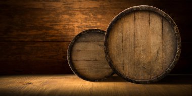 Şarap fıçılarıyla dolu bir şarap mahzeni.