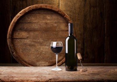 Kırmızı şarap kadehleri ve taş arka planda bir şişe. Kopyalama alanı olan üst görünüm