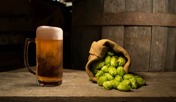 Bier Hintergrund Frisches Bier Und Zutaten Auf Der Schwarzen Tafel — Stockfoto