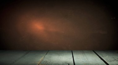 Sis ve sisli koyu beton zemin