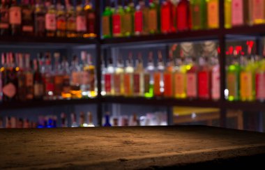 Bulanık arkaplanı olan klasik bar tezgahı.