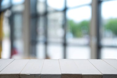 Kafe, kafe, bar, arkaplan üzerindeki ahşap masa ürünlerinizi görüntülemek veya montajlamak için kullanılabilir