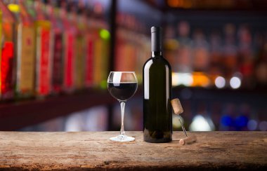 Bulanık arkaplanı olan klasik bar tezgahı.