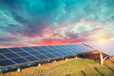 Yenilenebilir güneş enerjisi kullanan enerji santrali