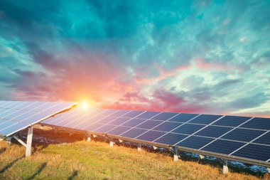 Yenilenebilir güneş enerjisi kullanan enerji santrali