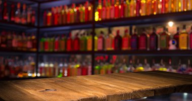 Kafe, kafe, bar, arkaplan üzerindeki ahşap masa ürünlerinizi görüntülemek veya montajlamak için kullanılabilir