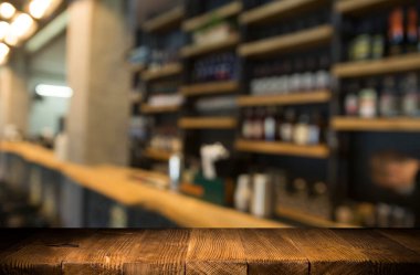 Kafe, kafe, bar, arkaplan üzerindeki ahşap masa ürünlerinizi görüntülemek veya montajlamak için kullanılabilir