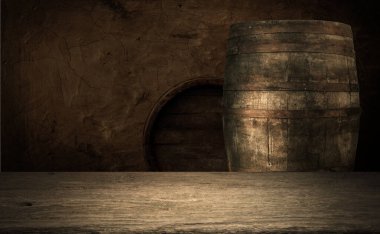 Şarap fıçılarıyla dolu bir şarap mahzeni.