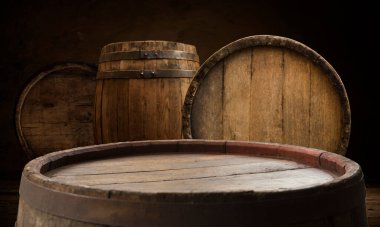 Şarap fıçılarıyla dolu bir şarap mahzeni.