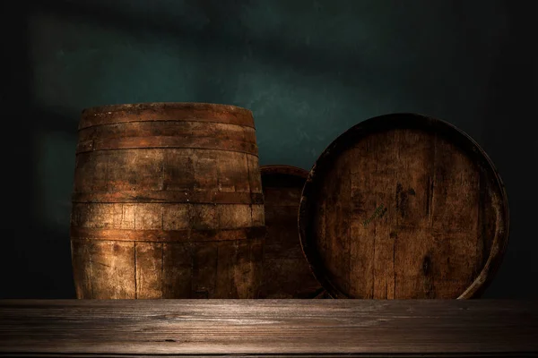 ワインの樽でいっぱいのワインセラー — ストック写真