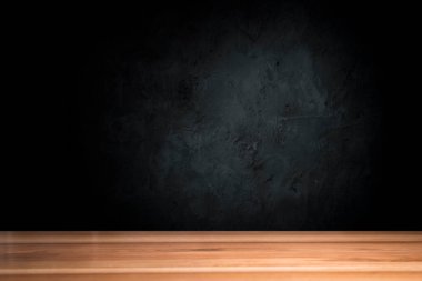 Arka planda duman olan eski ahşap masa..