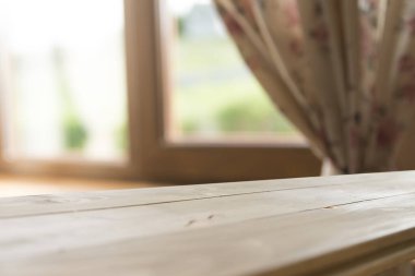 Ev içi ahşap beyaz masa ve sonbahar manzaralı beyaz pencere
